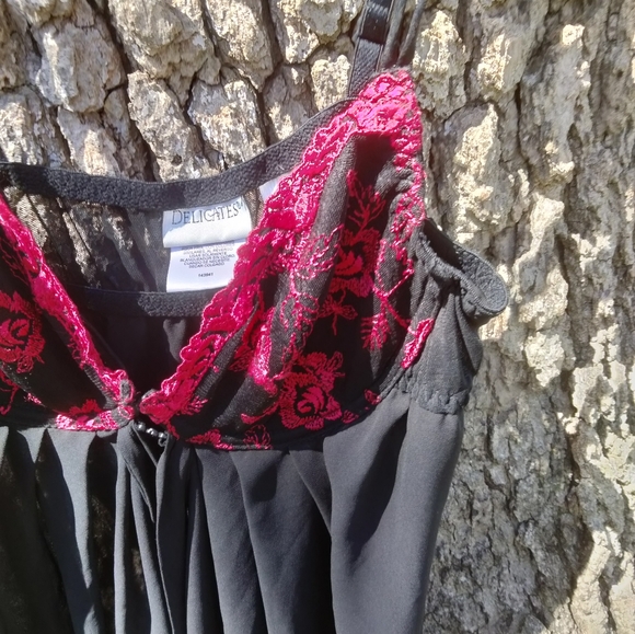 ⬇️Price Drop!⬇️Delicates Front Fastened Gown in size M - Picture 2 of 4